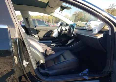 2018 Tesla Model 3 Long Range/Mid Range z USA, uszkodzony, nr VIN 5YJ3E1EA0JF039518